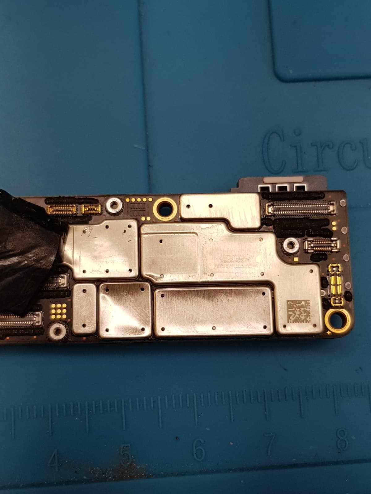 iPhone mikrolodēšanas darbs servisā